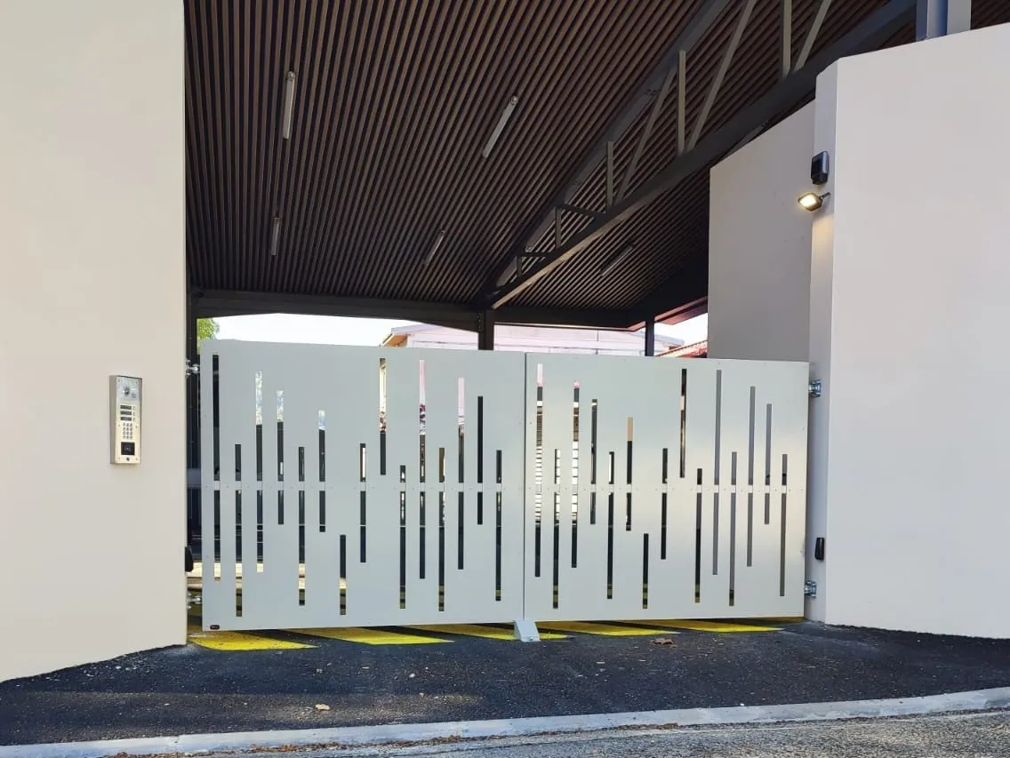 Portail battant du lycée st John Perse à Pau